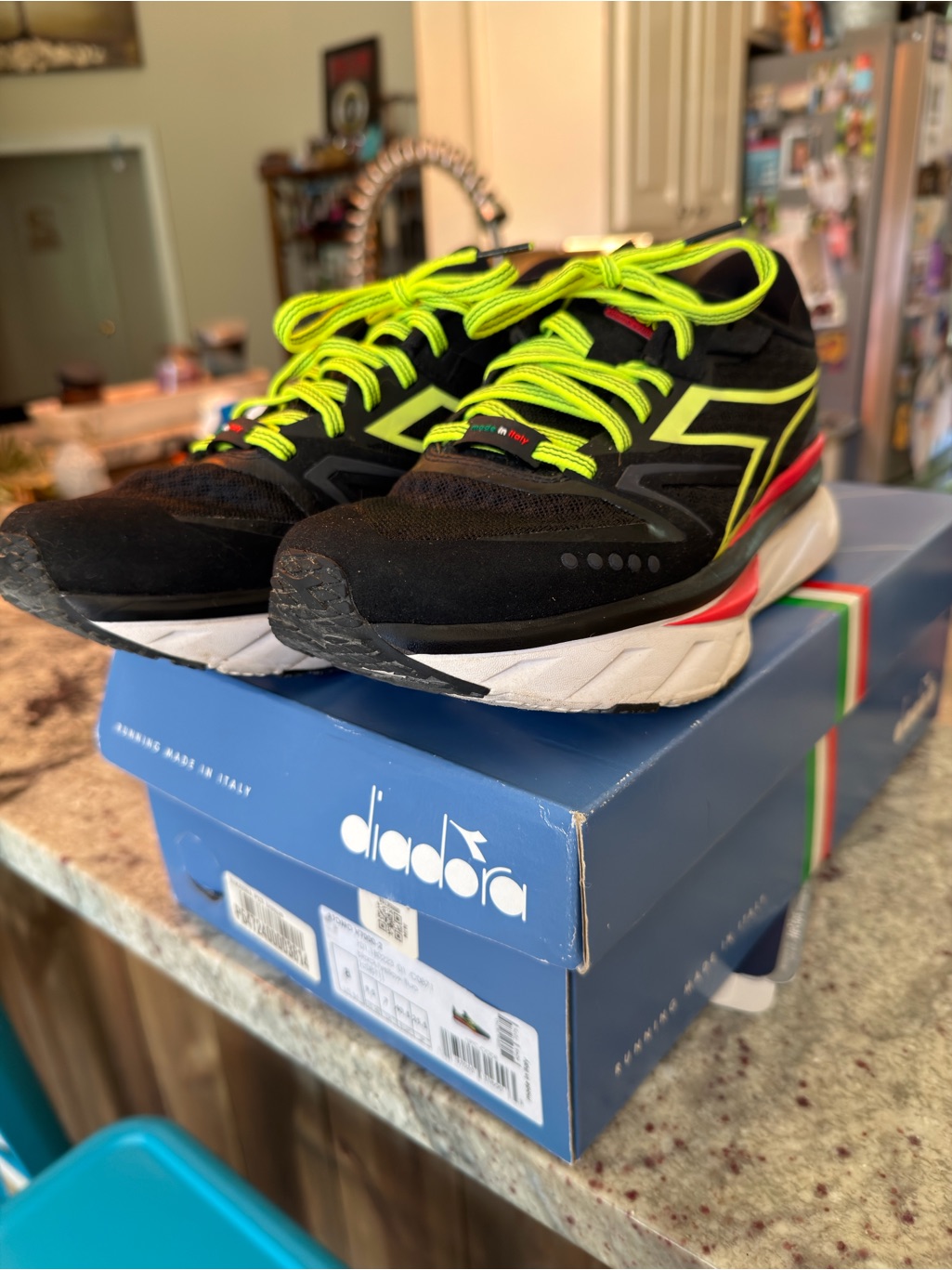 Diadora Black And Yellow Fluo Atomo V7000-2 Sneaker Box Label